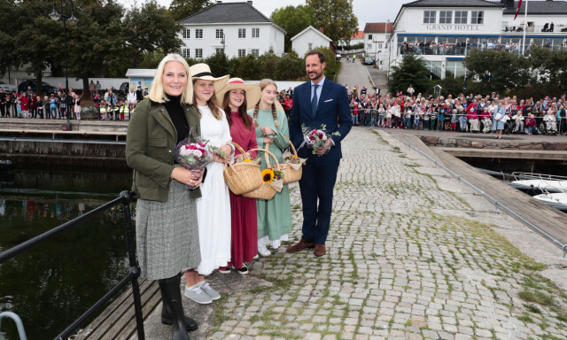 PIKENE PÅ BROEN: Kronprinsparet ble møtt av «Pikene på broen» onsdag. Foto: Lise Åserud / NTB Scanpix PIKENE PÅ BROEN: Kronprinsparet ble møtt av «Pikene på broen» onsdag. Foto: Lise Åserud / NTB Scanpix